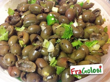 Olive verdi schiacciate