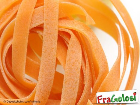 Pasta colorata giallo arancio