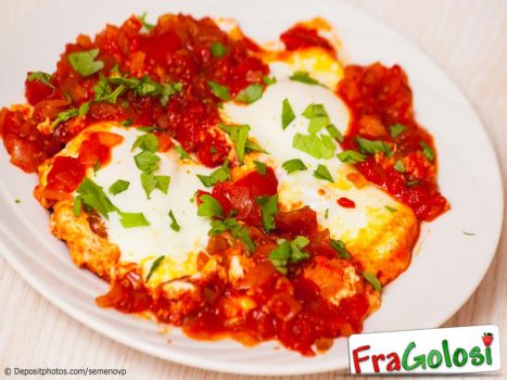 Uova affogate alla pizzaiola