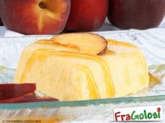 Biancomangiare alle mandorle con pesche sciroppate