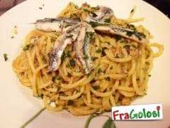 Pasta con le acciughe fresche e il pangrattato