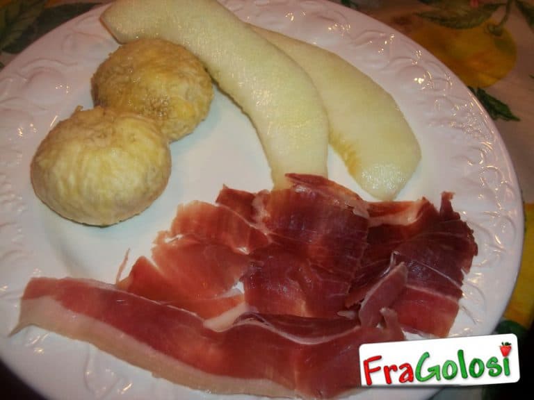 Antipasto di fichi, melone e prosciutto crudo