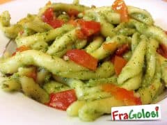 Maccheroni calabresi con pesto genovese e pomodorini