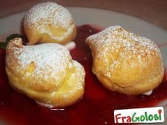 Bignè alla crema chantilly su salsa di fragole
