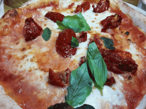 Pizza con Pomodori Secchi