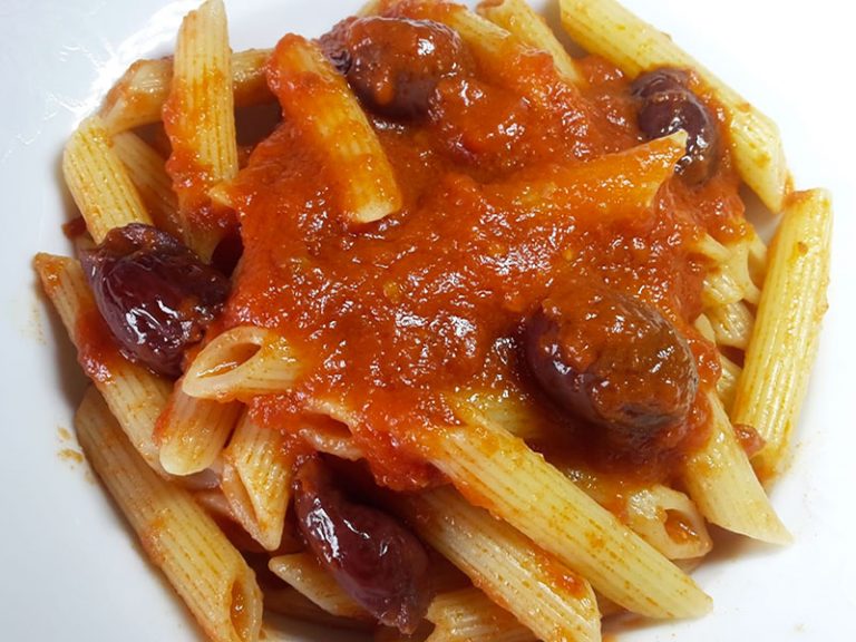 Pasta con pomodoro e olive nere