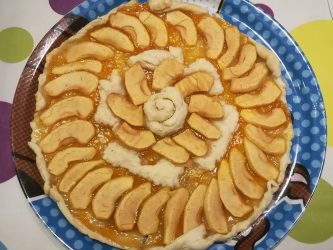 Crostata di sfoglia con mele e confettura