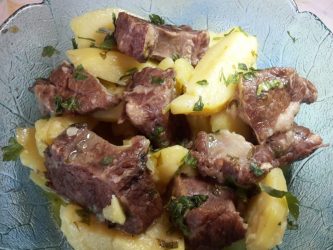 Spezzatino con patate in pentola a pressione