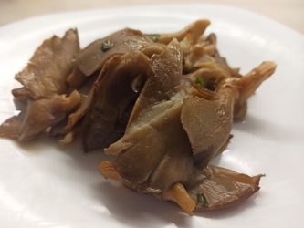 Funghi pleurotus in padella