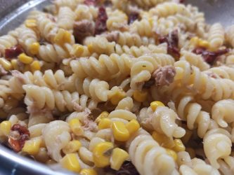 Insalata di pasta con pomodori secchi