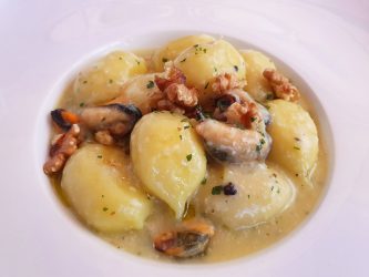 Gnocchi ripieni di caprino con cozze e noci