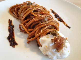 Pasta con aglio nero burrata e acciughe