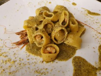 paccheri con pesto di pistacchi e gamberi