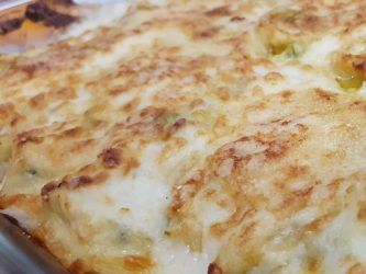 Nidi di rondine con salsiccia, zucchine e fiori di zucca