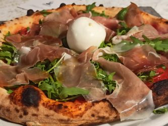 Pizza con pomodorini pachino rucola e burratina