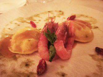 Ravioli ripieni con bisque di gamberi