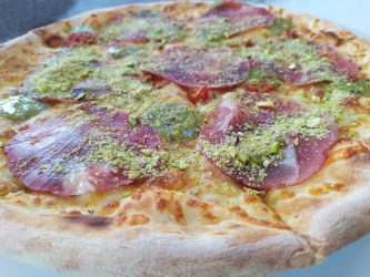 Pizza al pistacchio con capocollo
