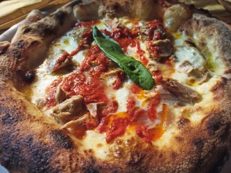 Pizza pomodori secchi e tonno