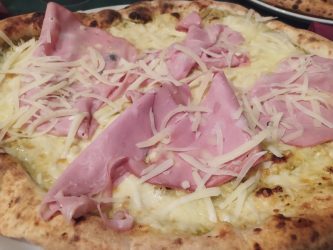 pizza bianca con mortadella