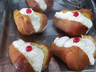 Babà con panna