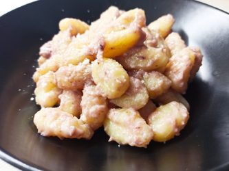 Gnocchi con pesto di radicchio e speck