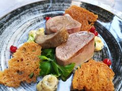 Lingua con salsa tartara e cecina croccante