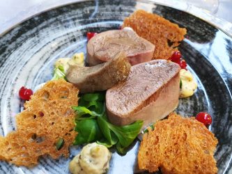 Lingua con salsa tartara e cecina croccante