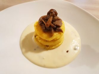 Medaglioni di polenta con funghi e gorgonzola