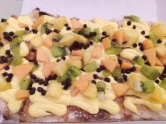 Pinsa con crema pasticcera e frutta