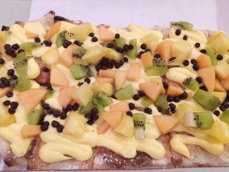 Pinsa con crema pasticcera e frutta