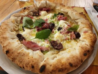 Pizza con prosciutto scamorza e cipollina