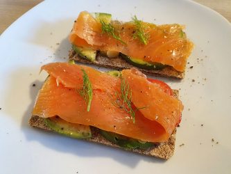 Crostini con avocado e salmone affumicato