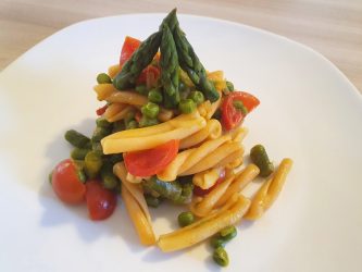 Pasta con asparagi e piselli