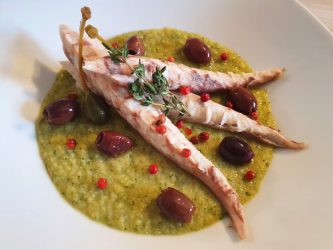 Sgombro su crema di ceci e zucchine