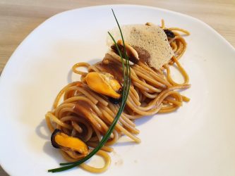 Spaghetti con crema di aglio nero