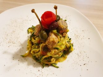 Spaghetti di zucchine con tonno