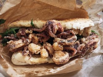 Panino con calamari fritti rucola e pomodoro