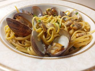 Spaghetti con le vongole in bianco