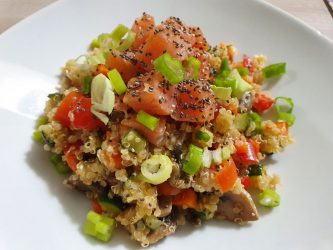 Quinoa con verdure e salmone