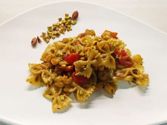 Pasta con pesto di pistacchi e gamberetti
