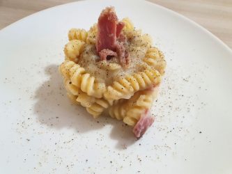 Pasta con topinambur e speck