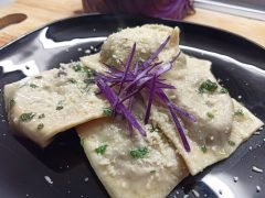 Ravioli ripieni di cavolo viola