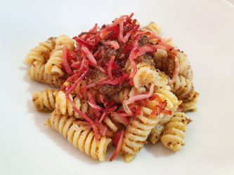 Pasta con pesto di pistacchi e speck