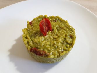 Risotto al pesto e pomodorini secchi