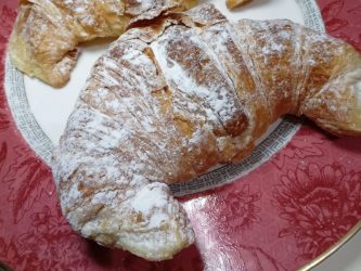 Cornetto alla crema pasticcera