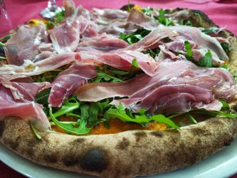 Pizza con crema di zucca