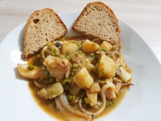 Seppie con piselli e patate