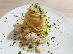 Pasta con pesce in bianco