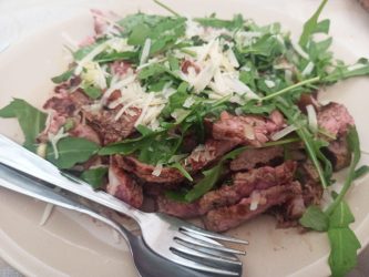 Tagliata con rucola e grana