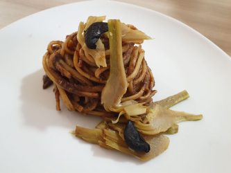 Linguine con carciofi e aglio nero